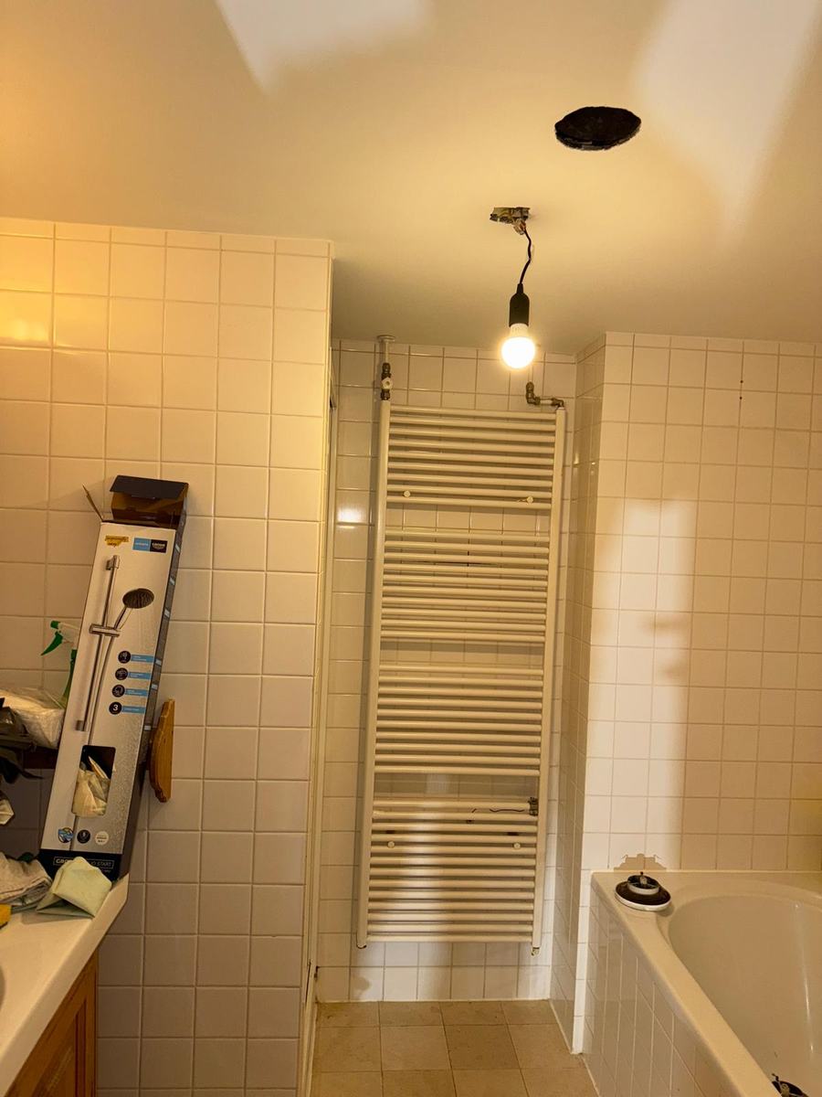 Kupatilo — Rasvjeta i priključak u kupatilu, sa zaštitom po propisu.