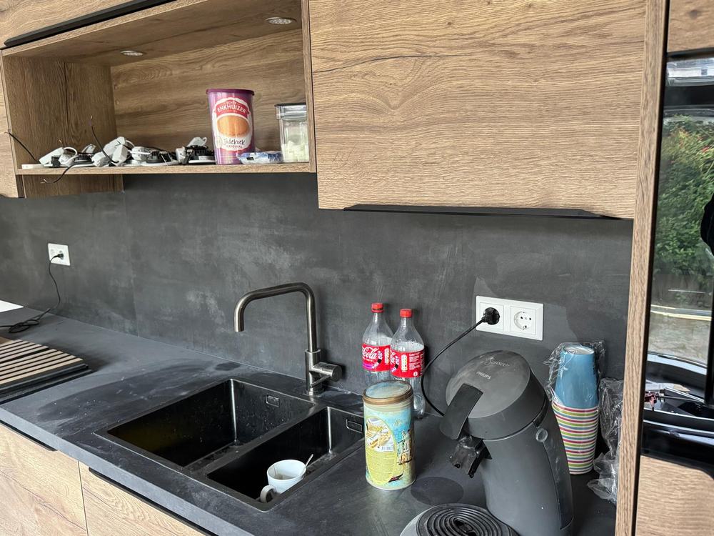Kuhinja — Utičnice iznad radne ploče, na zasebnom krugu za sitne aparate.